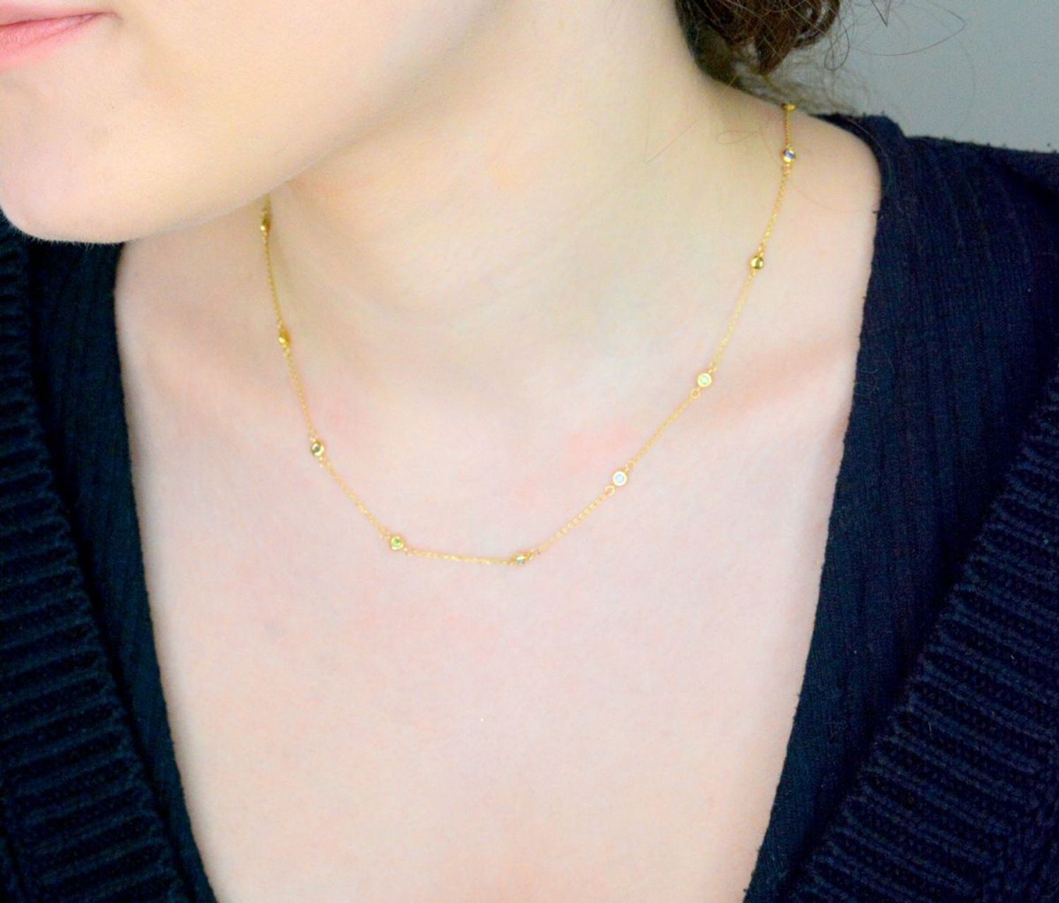 Łańcuszek złoty z kolorowymi cyrkoniami złoto 585, DIA-NSZ-10888-585. Delikatny naszyjnik wykonany z najwyższej jakości złota próby 585. Łańcuszek celebrytka ozdobiony kolorową cyrkonią1.jpg