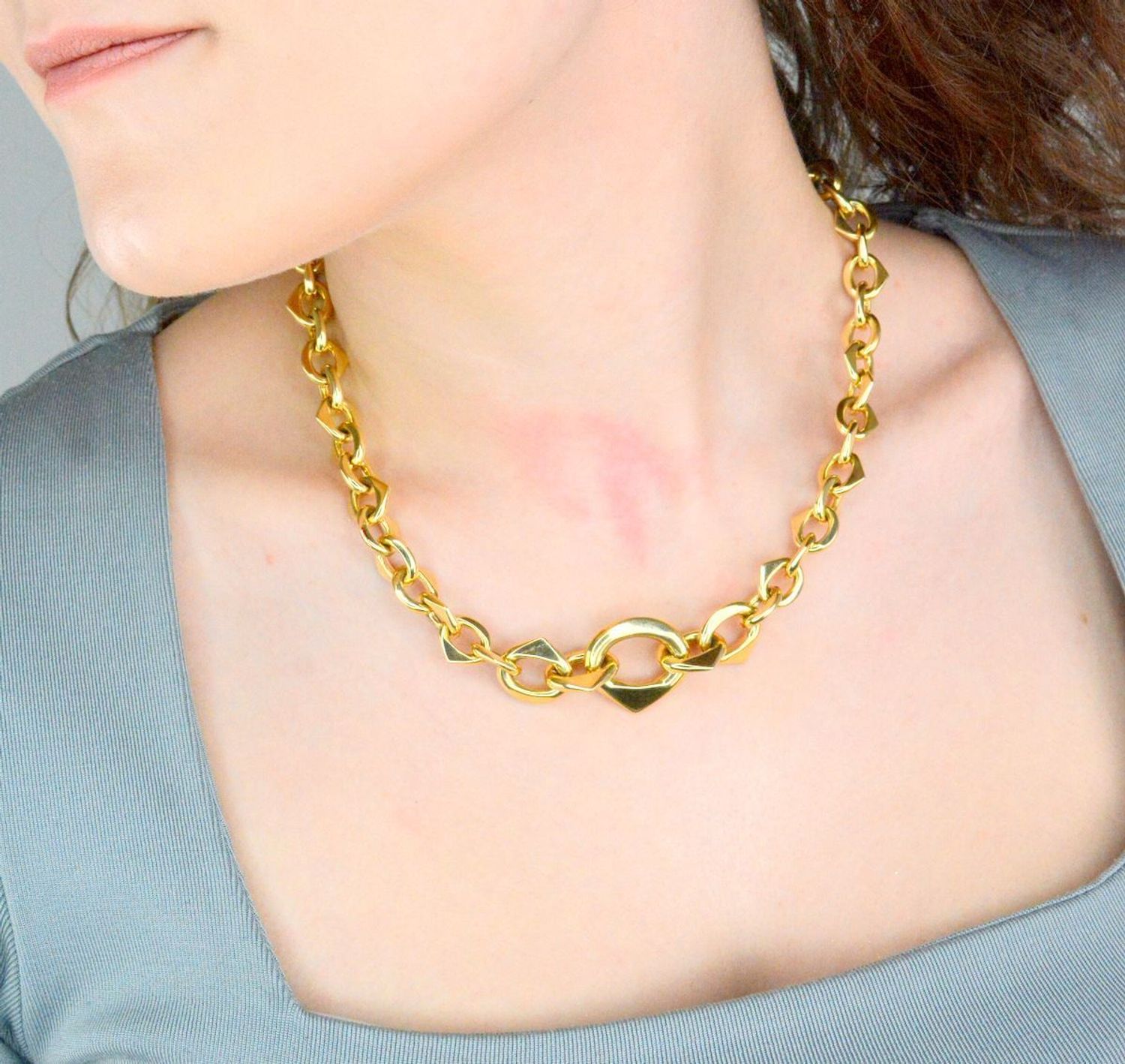 Naszyjnik złoty duże ogniwa pr 585, DIA-NSZ-10996-585 Efektowny naszyjnik wykonany z najwyższej jakości złota próby 585. Łańcuszek z geometrycznym wzorem o  grubych ogniwach1.jpg