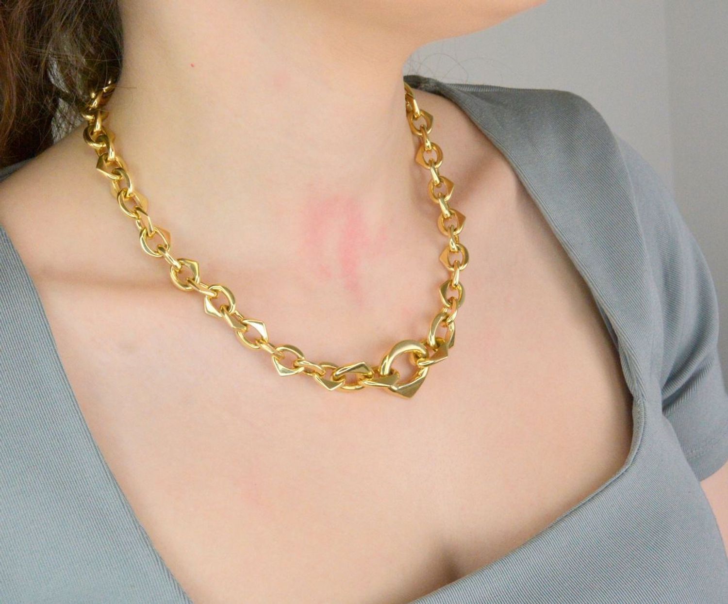 Naszyjnik złoty duże ogniwa pr 585, DIA-NSZ-10996-585 Efektowny naszyjnik wykonany z najwyższej jakości złota próby 585. Łańcuszek z geometrycznym wzorem o  grubych ogniwach1.jpg