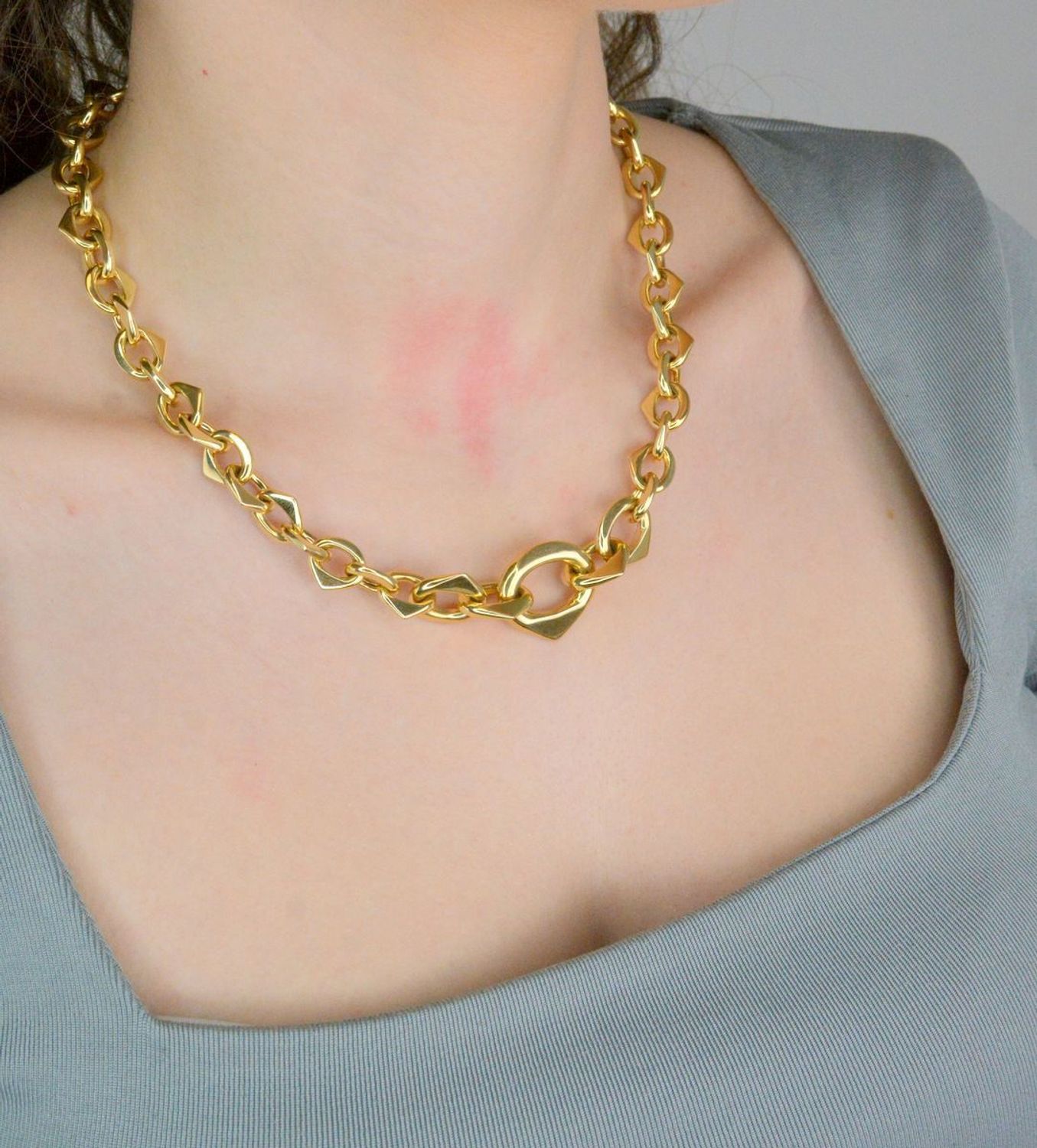 Naszyjnik złoty duże ogniwa pr 585, DIA-NSZ-10996-585 Efektowny naszyjnik wykonany z najwyższej jakości złota próby 585. Łańcuszek z geometrycznym wzorem o  grubych ogniwach1.jpg