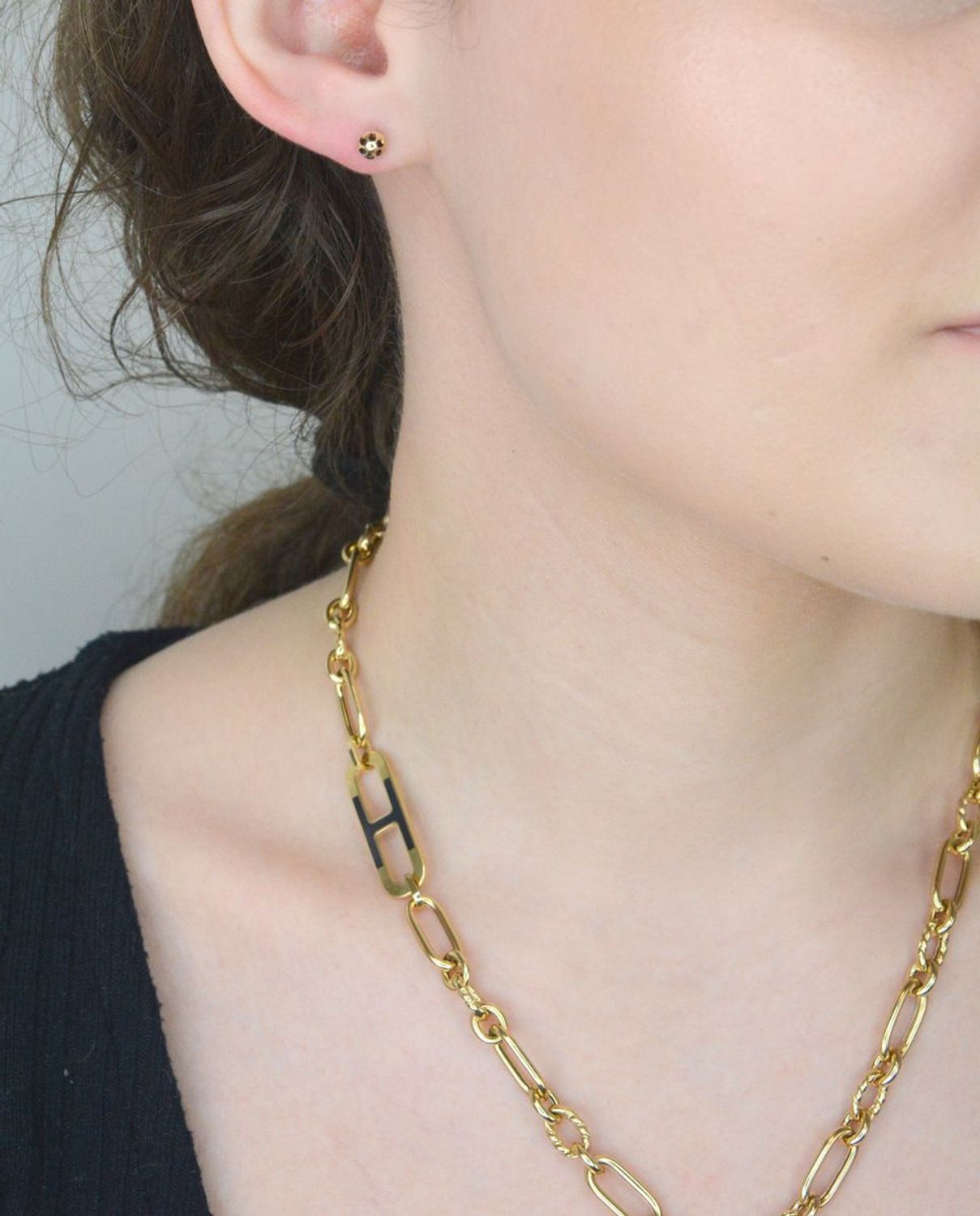 Naszyjnik złoty z czarnym serce pr 585, DIA-NSZ-10998-585 Efektowny naszyjnik wykonany z najwyższej jakości złota próby 585. Łańcuszek z owalnych grubych ogniwek zdobionym sercem z onyksem.1.jpg