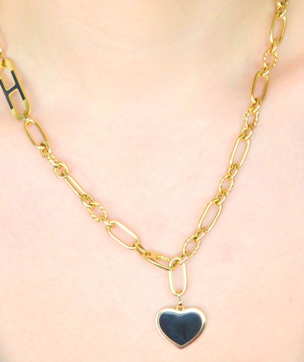 Naszyjnik złoty z czarnym serce pr 585, DIA-NSZ-10998-585 Efektowny naszyjnik wykonany z najwyższej jakości złota próby 585. Łańcuszek z owalnych grubych ogniwek zdobionym sercem z onyksem.1.jpg