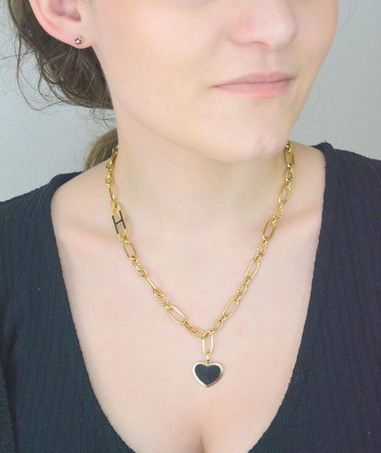 Naszyjnik złoty z czarnym serce pr 585, DIA-NSZ-10998-585 Efektowny naszyjnik wykonany z najwyższej jakości złota próby 585. Łańcuszek z owalnych grubych ogniwek zdobionym sercem z onyksem.1.jpg