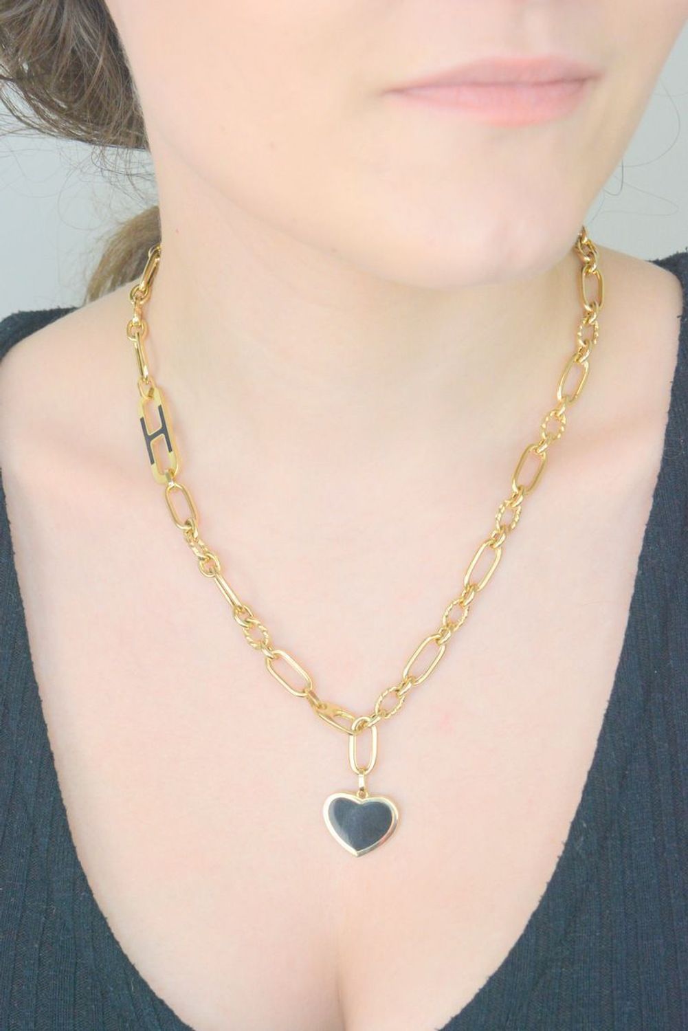 Naszyjnik złoty z czarnym serce pr 585, DIA-NSZ-10998-585 Efektowny naszyjnik wykonany z najwyższej jakości złota próby 585. Łańcuszek z owalnych grubych ogniwek zdobionym sercem z onyksem.1.jpg