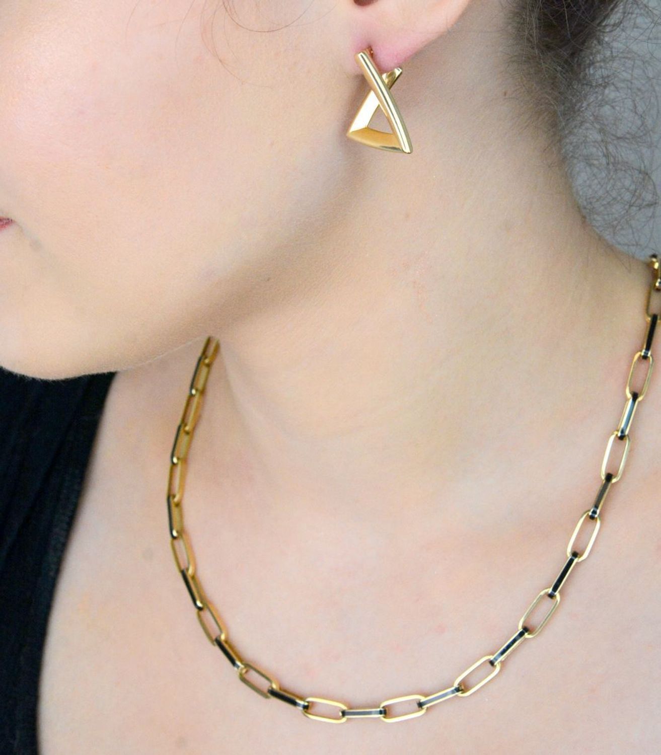 Złoty naszyjnik damski 585 podłużne ogniwa z czarną emalią DIA-NSZ-11002-585 Damski naszyjnik o formie podłużnych ogniwek został wykonany z żółtego złota próby 585. Ogniwa ozdobione 1.jpg