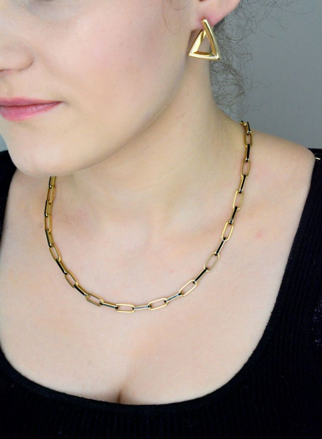 Złoty naszyjnik damski 585 podłużne ogniwa z czarną emalią DIA-NSZ-11002-585 Damski naszyjnik o formie podłużnych ogniwek został wykonany z żółtego złota próby 585. Ogniwa ozdobione 1.jpg