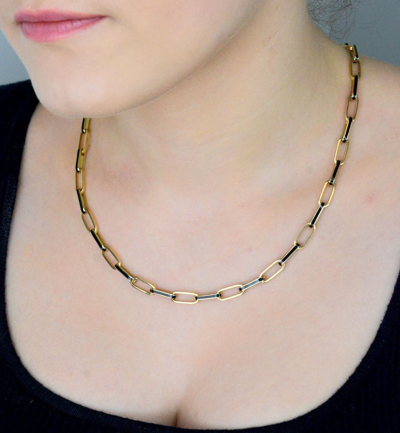 Złoty naszyjnik damski 585 podłużne ogniwa z czarną emalią DIA-NSZ-11002-585 Damski naszyjnik o formie podłużnych ogniwek został wykonany z żółtego złota próby 585. Ogniwa ozdobione 1.jpg