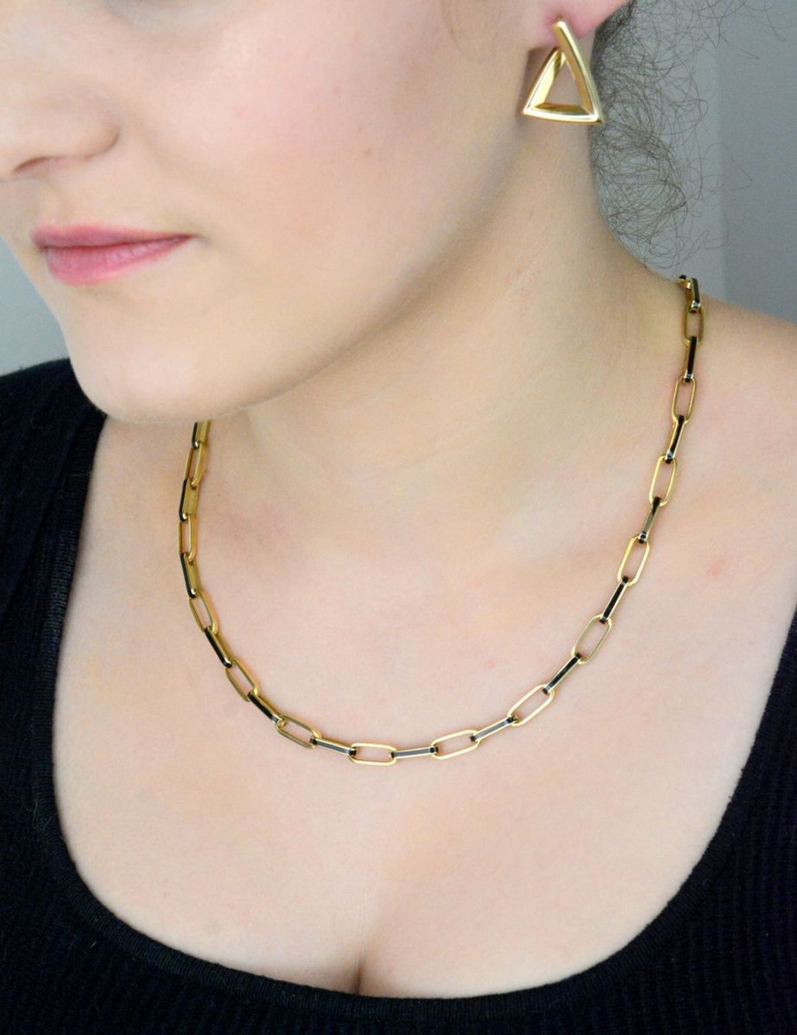 Złoty naszyjnik damski 585 podłużne ogniwa z czarną emalią DIA-NSZ-11002-585 Damski naszyjnik o formie podłużnych ogniwek został wykonany z żółtego złota próby 585. Ogniwa ozdobione 1.jpg