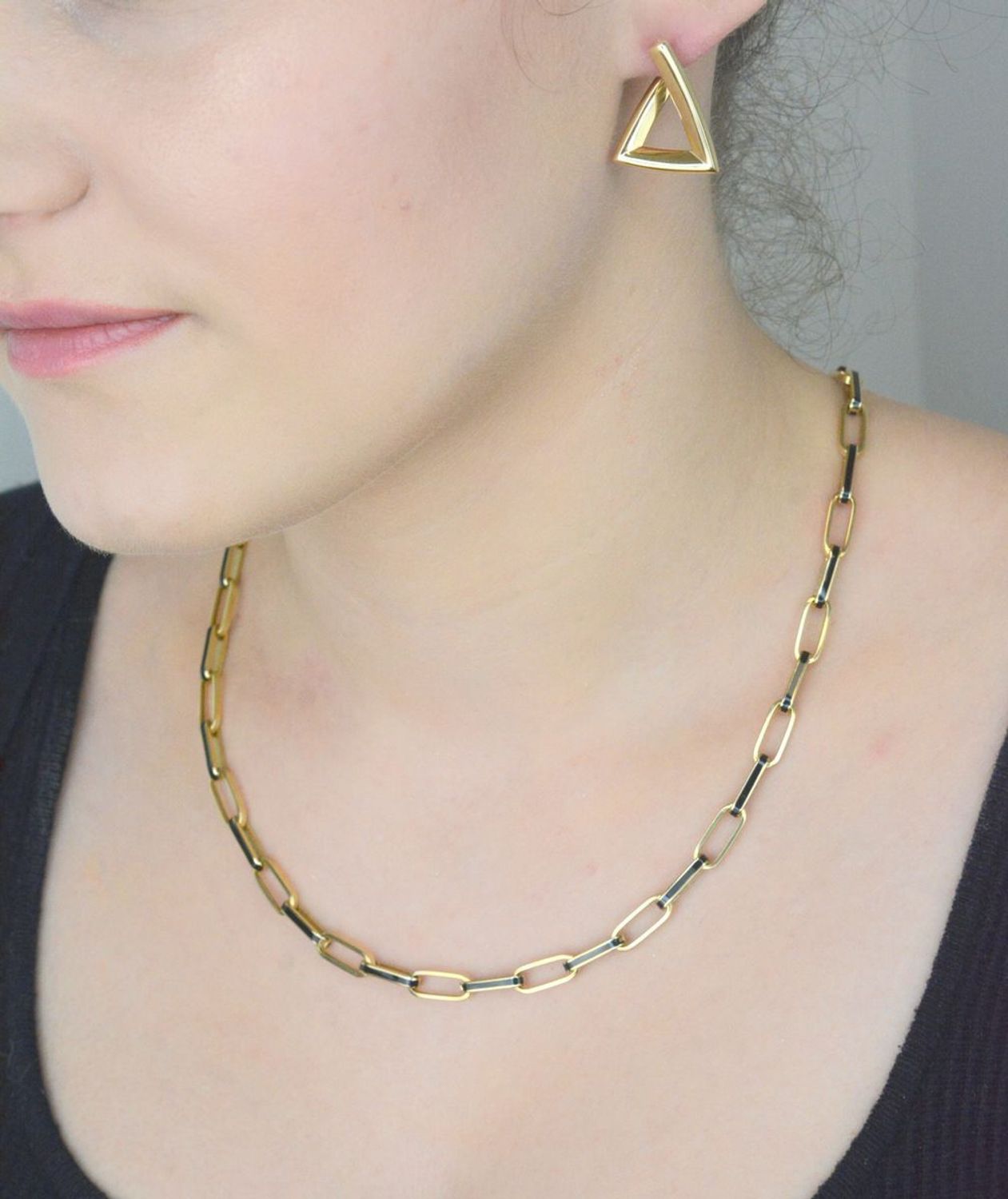 Złoty naszyjnik damski 585 podłużne ogniwa z czarną emalią DIA-NSZ-11002-585 Damski naszyjnik o formie podłużnych ogniwek został wykonany z żółtego złota próby 585. Ogniwa ozdobione 1.jpg