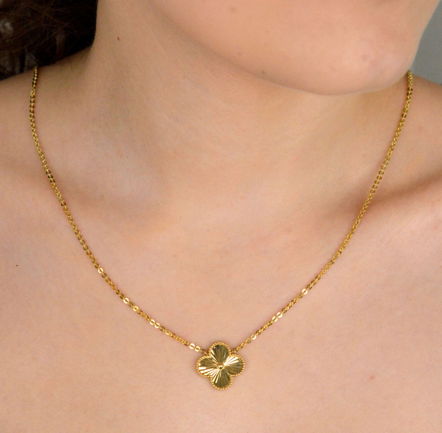 Złoty naszyjnik damski 585 Grawerowany kwiatek DIA-NSZ-11005-585. Niezwykle szykowny i stylowy naszyjnik wykonany z najwyższej jakości 14–karatowego żółtego złota to elegancki dodatek 1.jpg