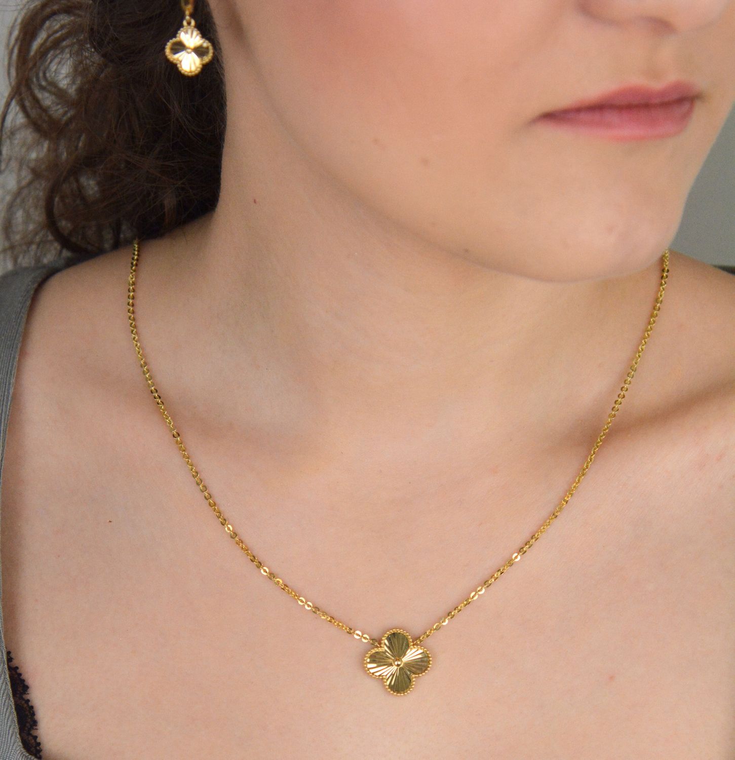 Złoty naszyjnik damski 585 Grawerowany kwiatek DIA-NSZ-11005-585. Niezwykle szykowny i stylowy naszyjnik wykonany z najwyższej jakości 14–karatowego żółtego złota to elegancki dodatek 1.jpg