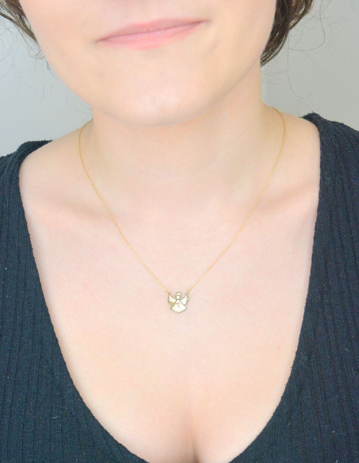 Złoty naszyjnik Anioł z aniołkiem 585 DIA-NSZ-11102-585. Delikatna celebrytka z zawieszką aniołkiem. Niezwykły blask kruszcu w połączeniu ze złotą zawieszką to idealne zestawienie na każdą1.jpg