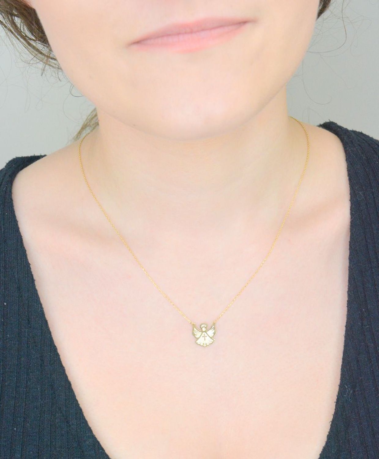 Złoty naszyjnik Anioł z aniołkiem 585 DIA-NSZ-11102-585. Delikatna celebrytka z zawieszką aniołkiem. Niezwykły blask kruszcu w połączeniu ze złotą zawieszką to idealne zestawienie na każdą1.jpg