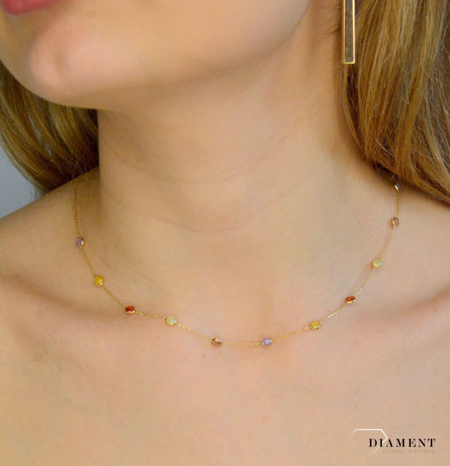 Złoty naszyjnik damski 585 celebrytka z kolorowymi zawieszkami DIA-NSZ-11205-585. Złota celebrytka z kolorowymi kamieniami. Delikatna celebrytka wykonana z najwyższej jakości złota próby 585. Złoty naszyjnik na prezent..jpg