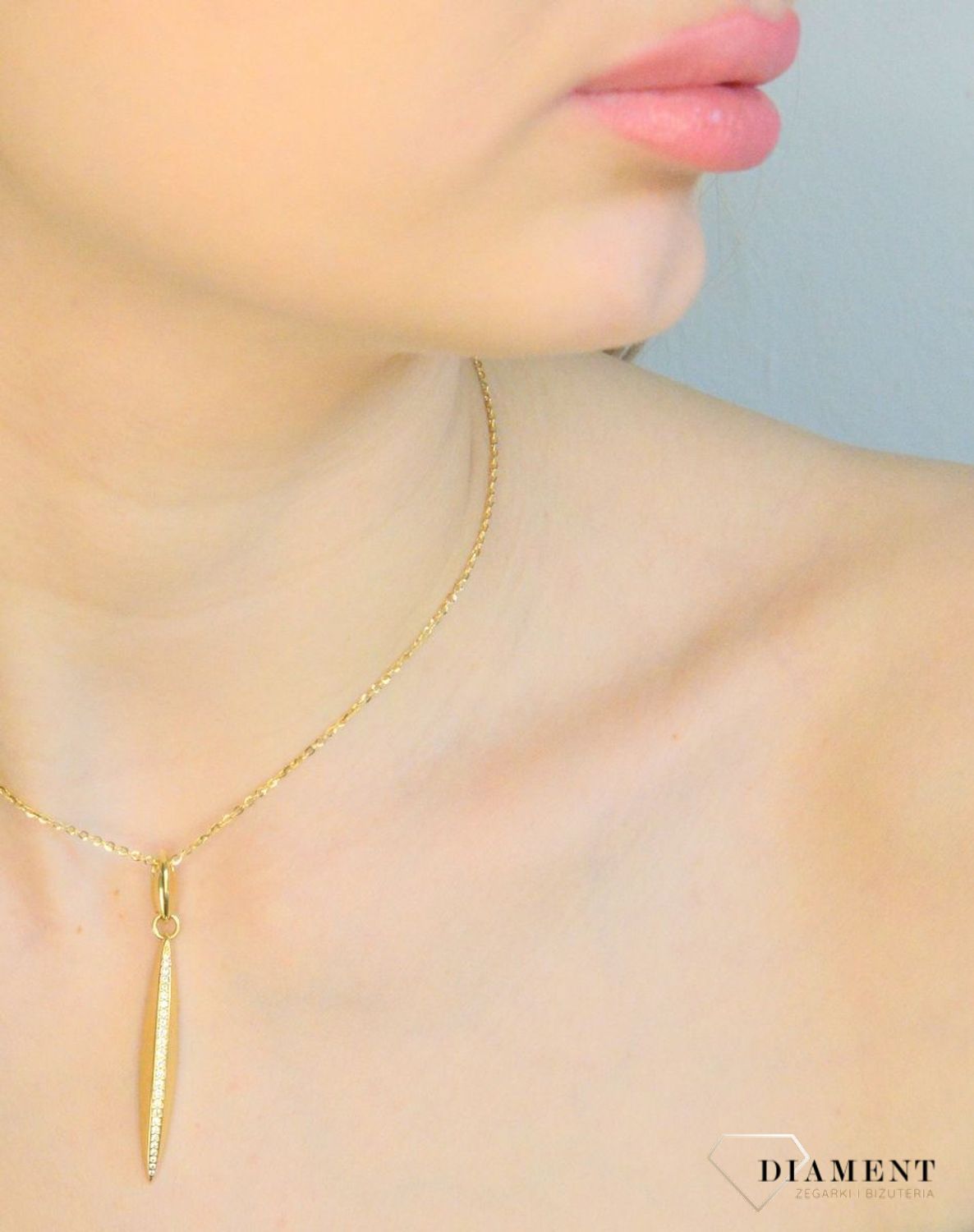 Złoty naszyjnik damski 585 podłużny wisiorek z cyrkoniami DIA-NSZ-11280-585. Naszyjnik damski złoty. Złoty naszyjnik damski ankier. Złoty naszyjnik damski z podłużną zawieszką. Naszyjnik damski złoty na prezent (4).jpg