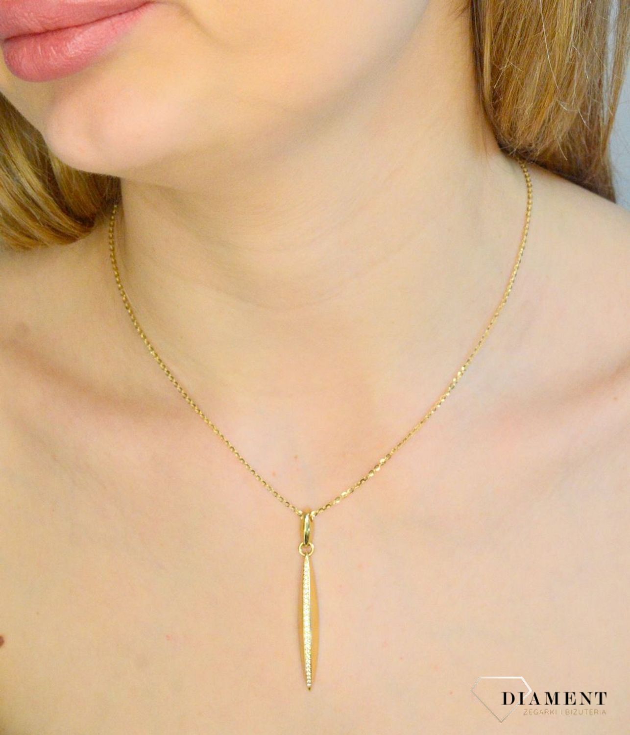 Złoty naszyjnik damski 585 podłużny wisiorek z cyrkoniami DIA-NSZ-11280-585. Naszyjnik damski złoty. Złoty naszyjnik damski ankier. Złoty naszyjnik damski z podłużną zawieszką. Naszyjnik damski złoty na prezent (4).jpg