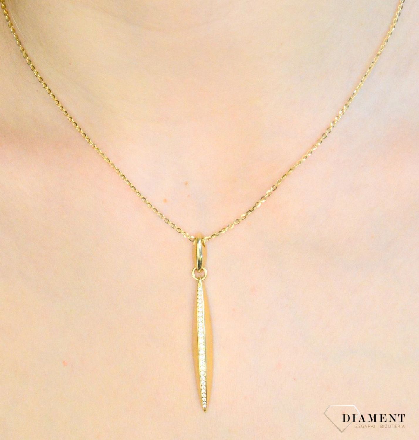 Złoty naszyjnik damski 585 podłużny wisiorek z cyrkoniami DIA-NSZ-11280-585. Naszyjnik damski złoty. Złoty naszyjnik damski ankier. Złoty naszyjnik damski z podłużną zawieszką. Naszyjnik damski złoty na prezent (4).jpg