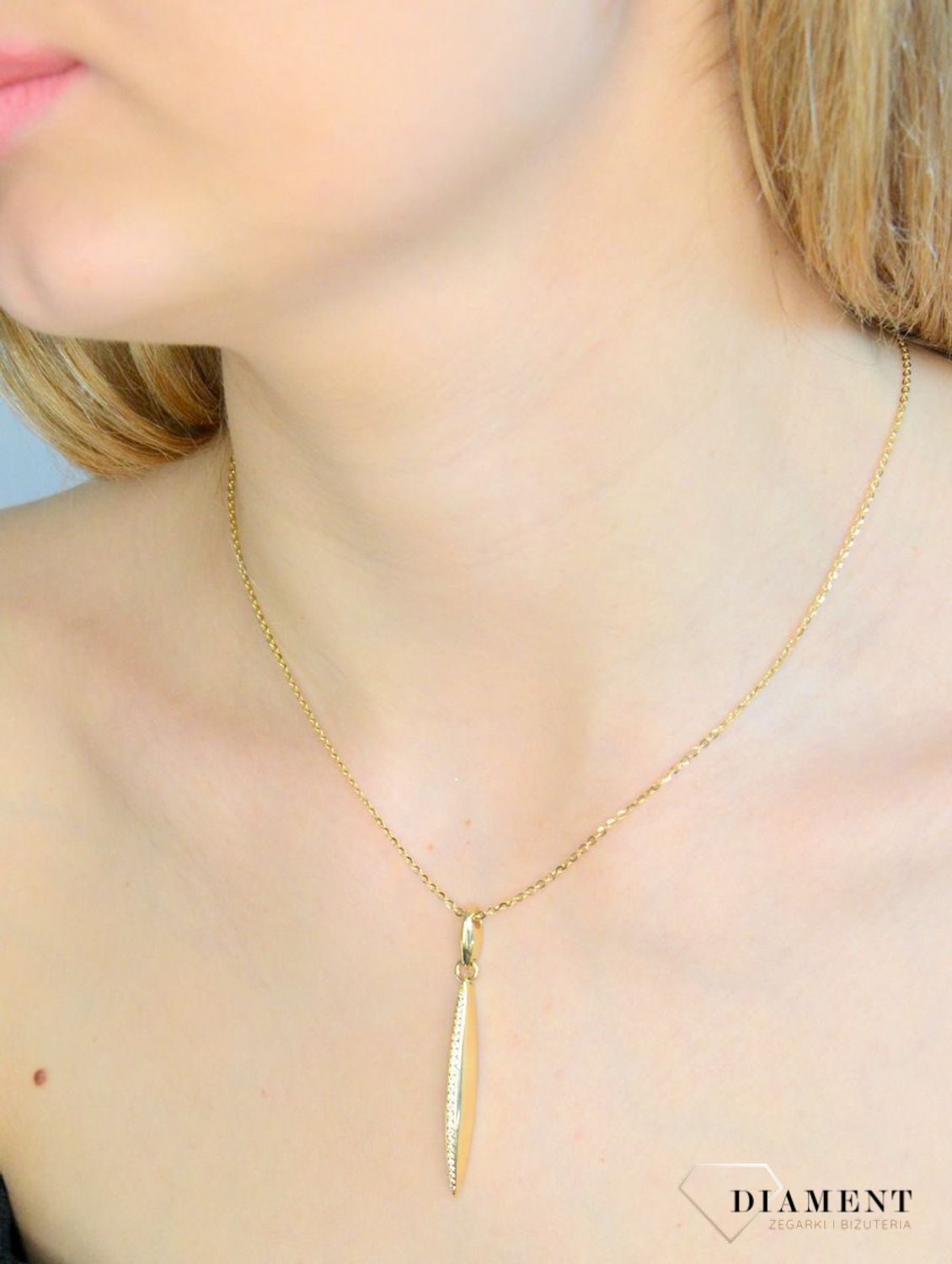 Złoty naszyjnik damski 585 podłużny wisiorek z cyrkoniami DIA-NSZ-11280-585. Naszyjnik damski złoty. Złoty naszyjnik damski ankier. Złoty naszyjnik damski z podłużną zawieszką. Naszyjnik damski złoty na prezent (4).jpg