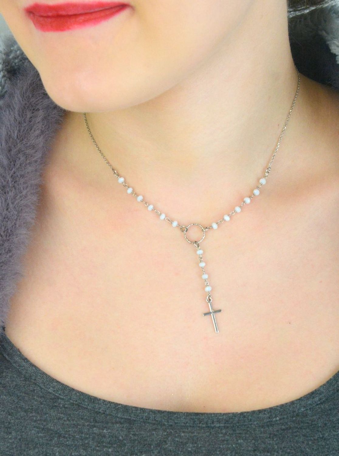 Naszyjnik srebrny Dall'Acqua z białymi koralikami i krzyżykiem DIA-NSZ-11290-056 różaniec.jpg