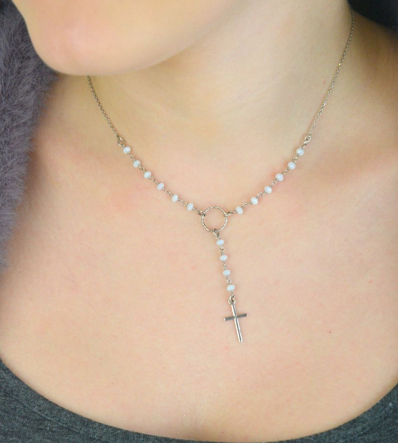 Naszyjnik srebrny Dall'Acqua z białymi koralikami i krzyżykiem DIA-NSZ-11290-056 różaniec.jpg