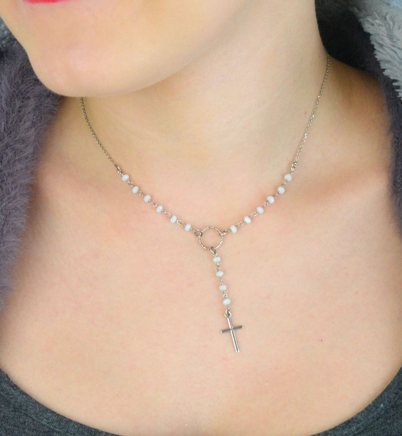 Naszyjnik srebrny Dall'Acqua z białymi koralikami i krzyżykiem DIA-NSZ-11290-056 różaniec.jpg