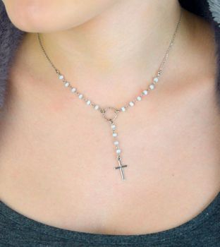 Naszyjnik srebrny Dall'Acqua z białymi koralikami i krzyżykiem DIA-NSZ-11290-056 Delikatny, stylowy naszyjnik srebrny marki Dall'Acqua, inspirowany klasyc5, ozdobiony został drobniutki (1).JPG