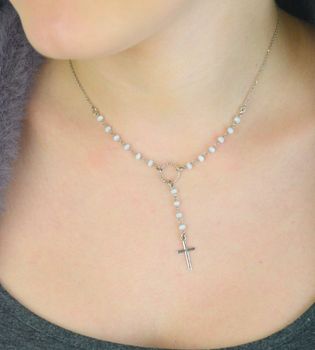 Naszyjnik srebrny Dall'Acqua z białymi koralikami i krzyżykiem DIA-NSZ-11290-056 Delikatny, stylowy naszyjnik srebrny marki Dall'Acqua, inspirowany klasyc5, ozdobiony został drobniutki (3).JPG