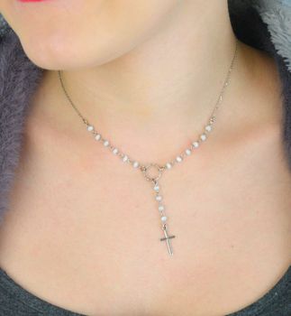 Naszyjnik srebrny Dall'Acqua z białymi koralikami i krzyżykiem DIA-NSZ-11290-056 Delikatny, stylowy naszyjnik srebrny marki Dall'Acqua, inspirowany klasyc5, ozdobiony został drobniutki (4).JPG
