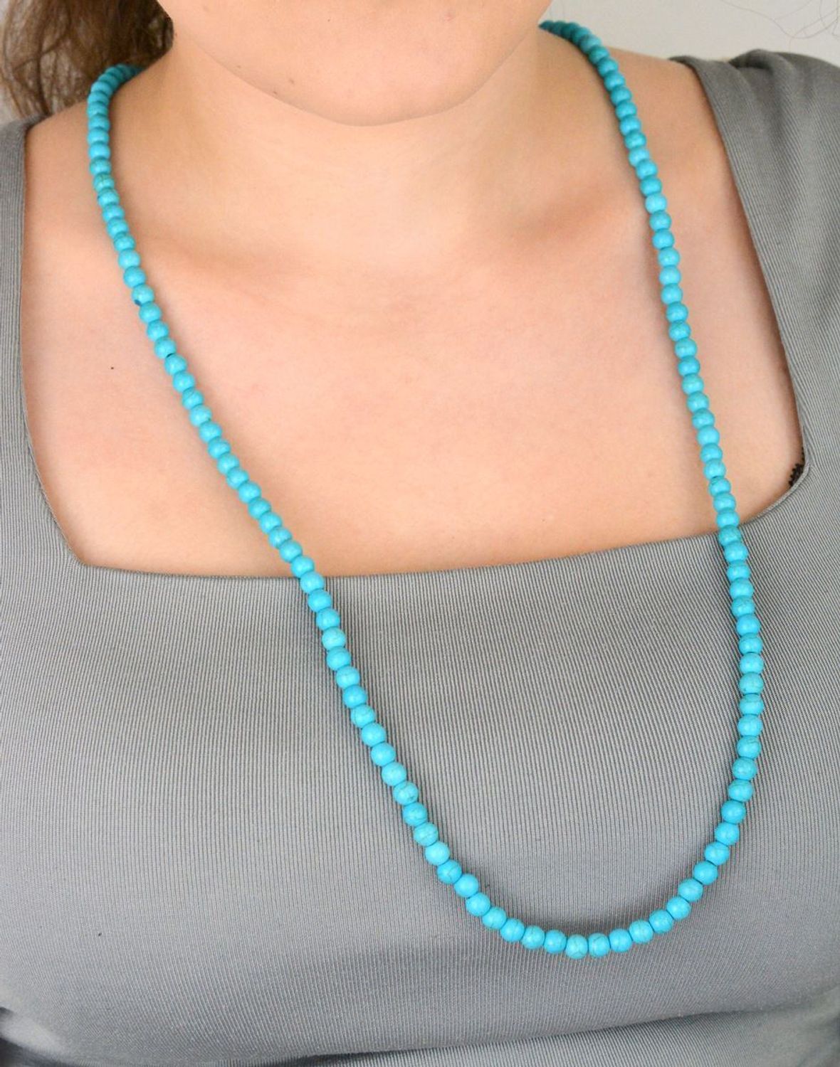 Elegancki naszyjnik ze srebra 925, zdobiony naturalnymi jadeitami w kolorze niebieskim. Długość 80 cm. Stylowy, trwały, idealny na prezent.2.jpg