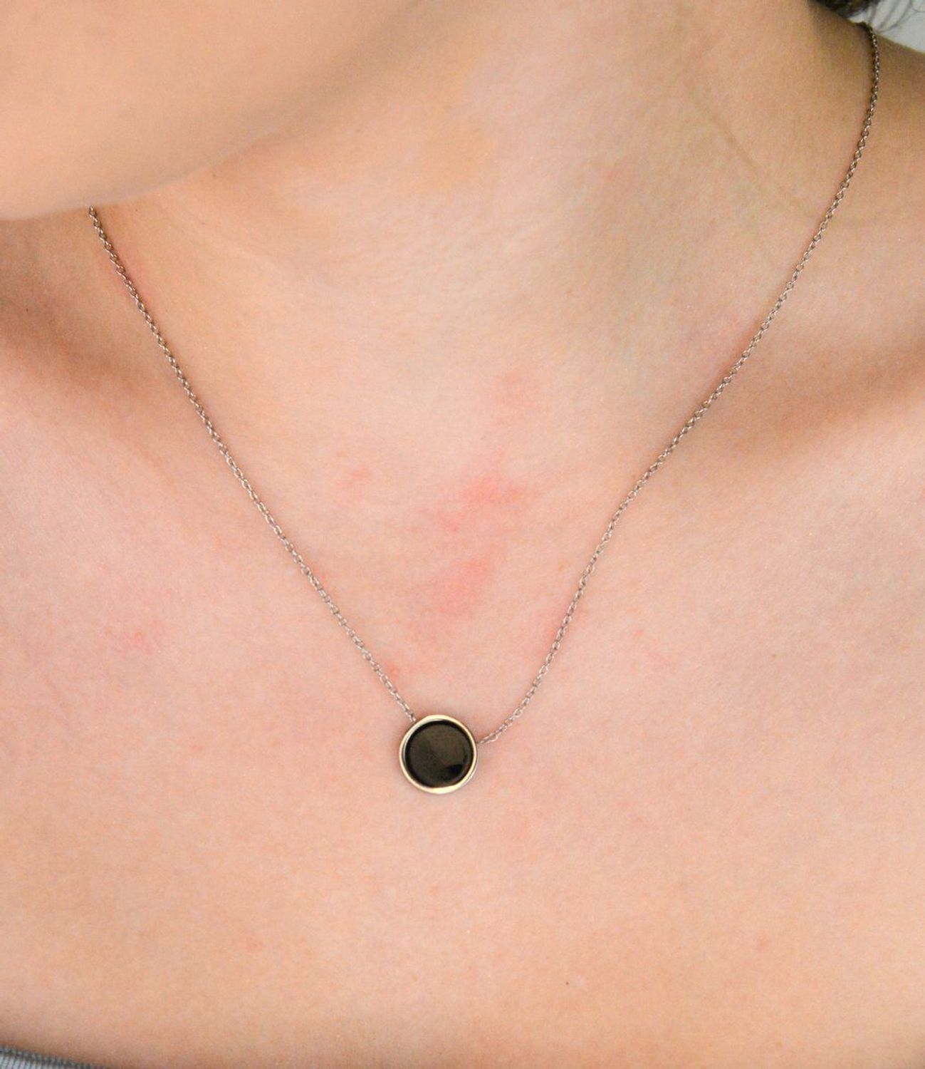Naszyjnik stalowy z kółkiem i czarnym onyksem. Długość 47 + 3 cm, zapięcie na karabińczyk. Model DIA-NSZ-11667-STAL – elegancka biżuteria na każdą okazję.1.jpg
