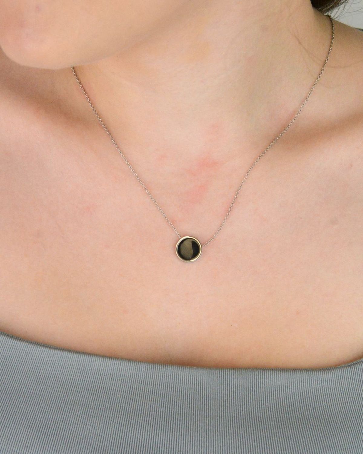 Naszyjnik stalowy z kółkiem i czarnym onyksem. Długość 47 + 3 cm, zapięcie na karabińczyk. Model DIA-NSZ-11667-STAL – elegancka biżuteria na każdą okazję.1.jpg