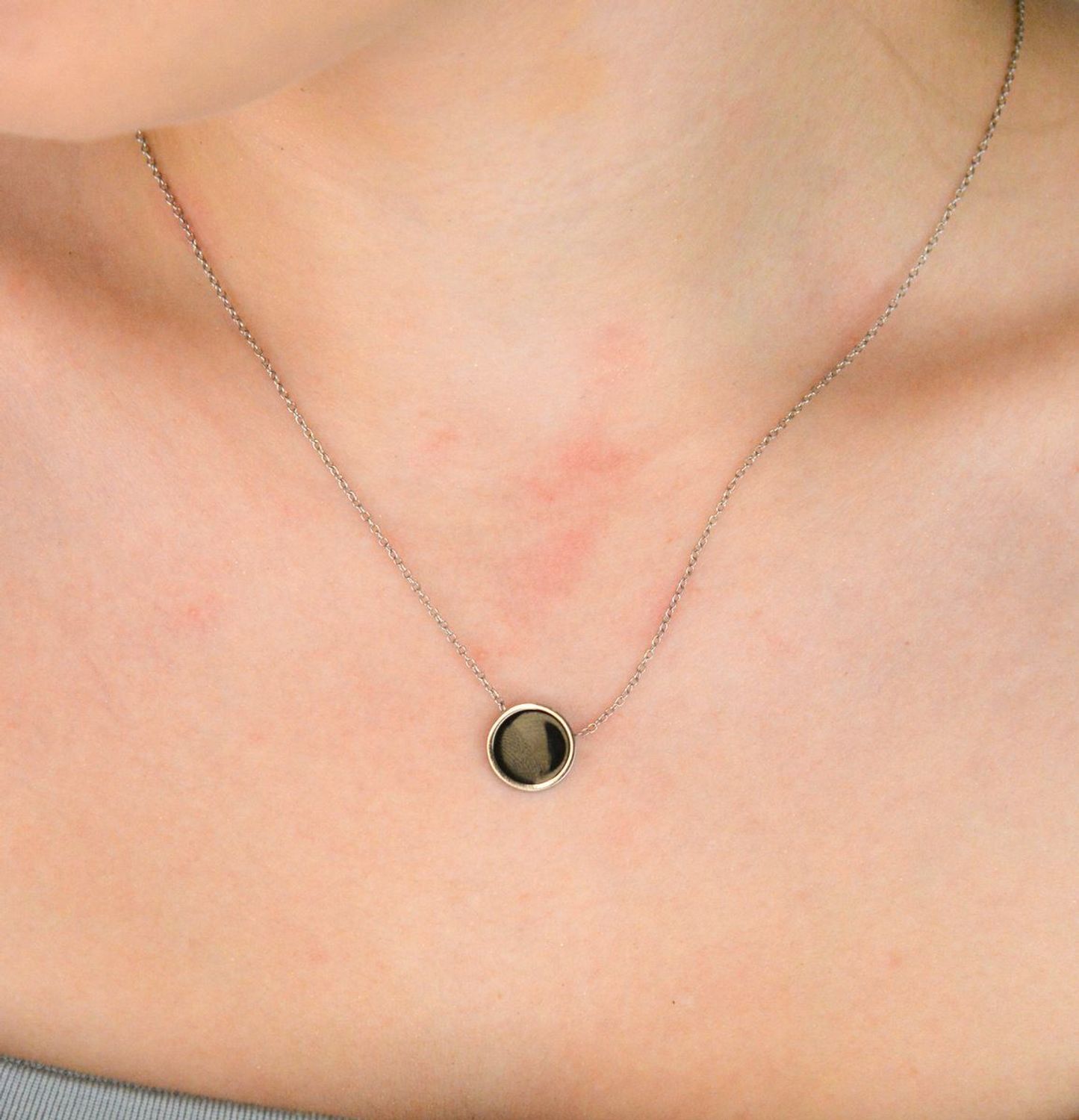 Naszyjnik stalowy z kółkiem i czarnym onyksem. Długość 47 + 3 cm, zapięcie na karabińczyk. Model DIA-NSZ-11667-STAL – elegancka biżuteria na każdą okazję.1.jpg