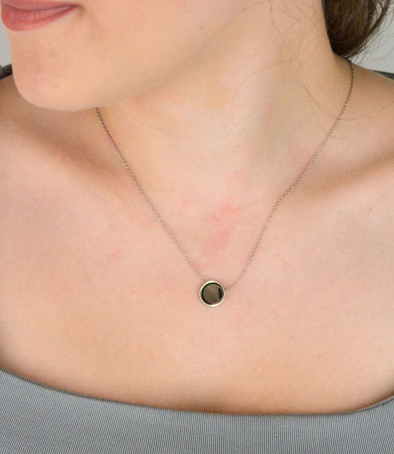 Naszyjnik stalowy z kółkiem i czarnym onyksem. Długość 47 + 3 cm, zapięcie na karabińczyk. Model DIA-NSZ-11667-STAL – elegancka biżuteria na każdą okazję.1.jpg