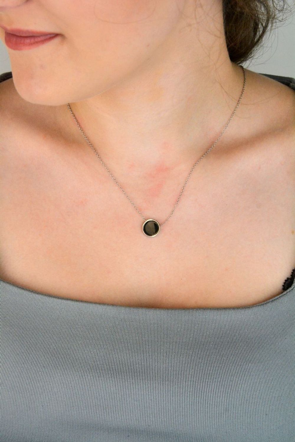 Naszyjnik stalowy z kółkiem i czarnym onyksem. Długość 47 + 3 cm, zapięcie na karabińczyk. Model DIA-NSZ-11667-STAL – elegancka biżuteria na każdą okazję.1.jpg