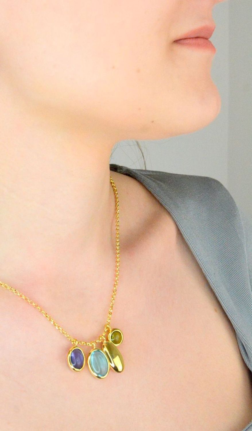 Srebrny naszyjnik damski z kolorowymi cyrkoniami pokryty złotem.jpg