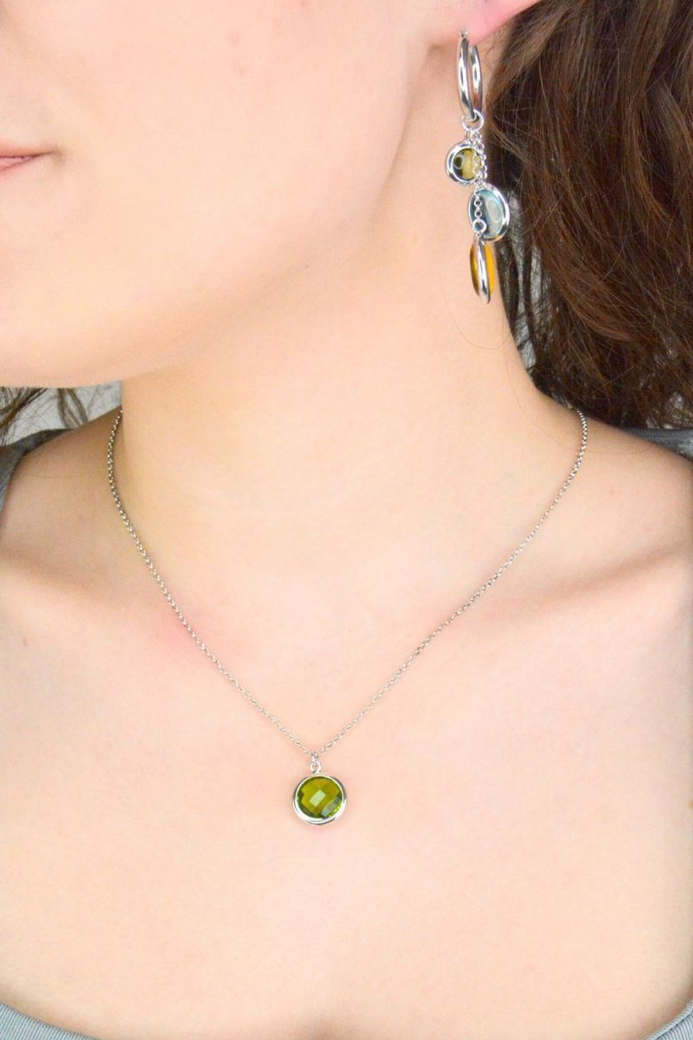 Srebrny naszyjnik damski z okrągłym zielonym oczkiem.jpg