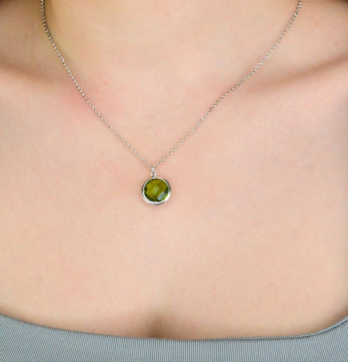 Srebrny naszyjnik damski z okrągłym zielonym oczkiem.jpg