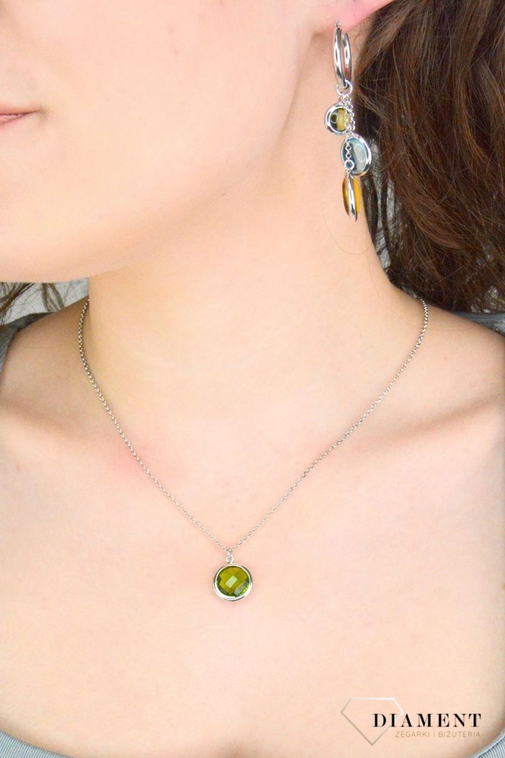 Srebrny naszyjnik damski z okrągłym zielonym oczkiem.jpg