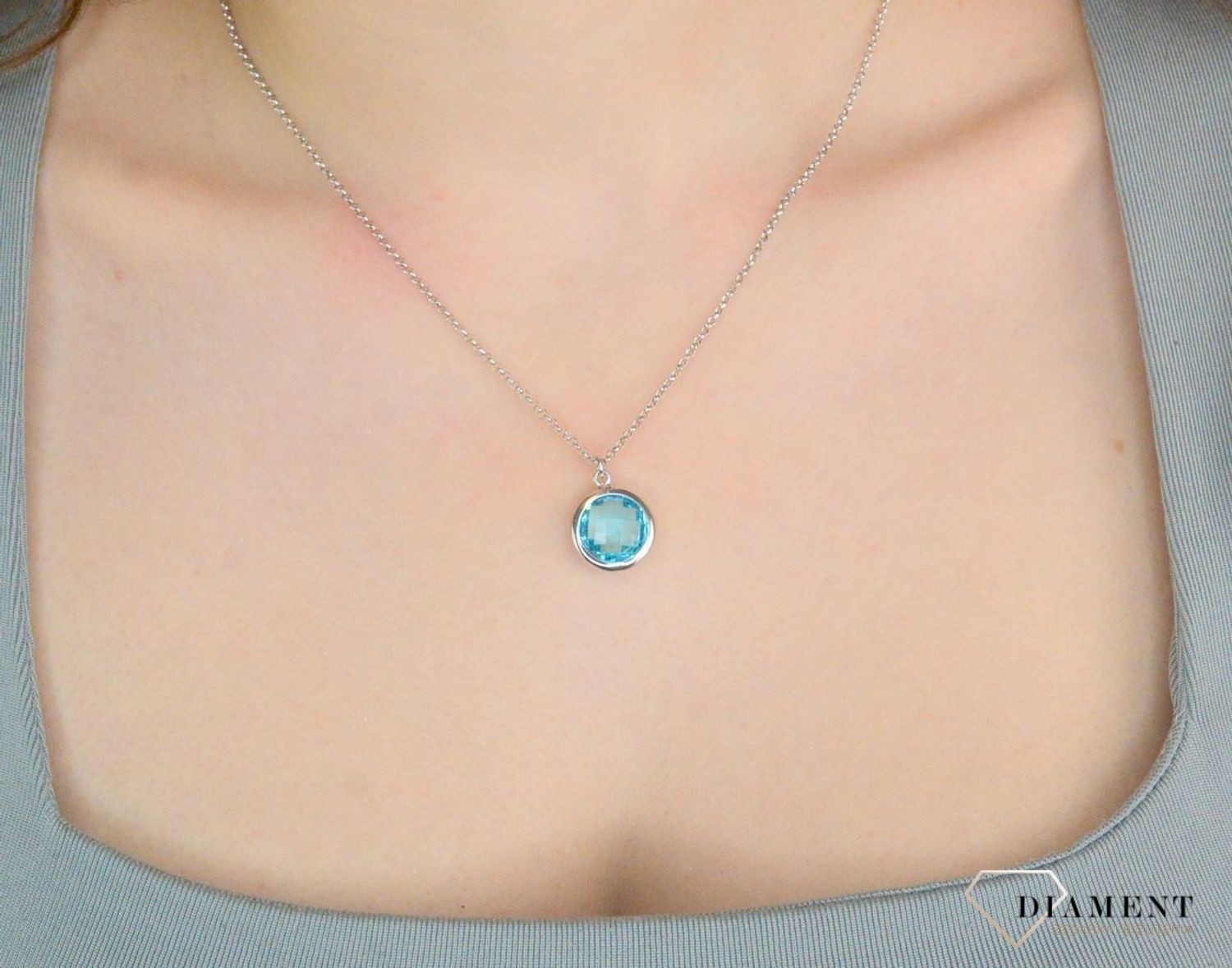 Srebrny naszyjnik damski z okrągłym błękitnym oczkiem.jpg