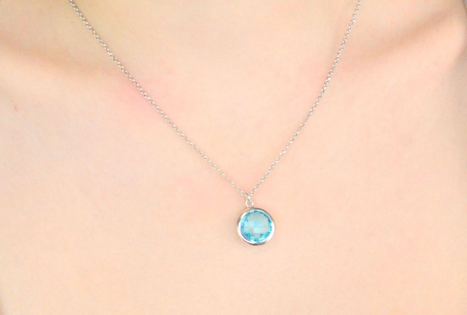 Srebrny naszyjnik damski z okrągłym błękitnym oczkiem.jpg