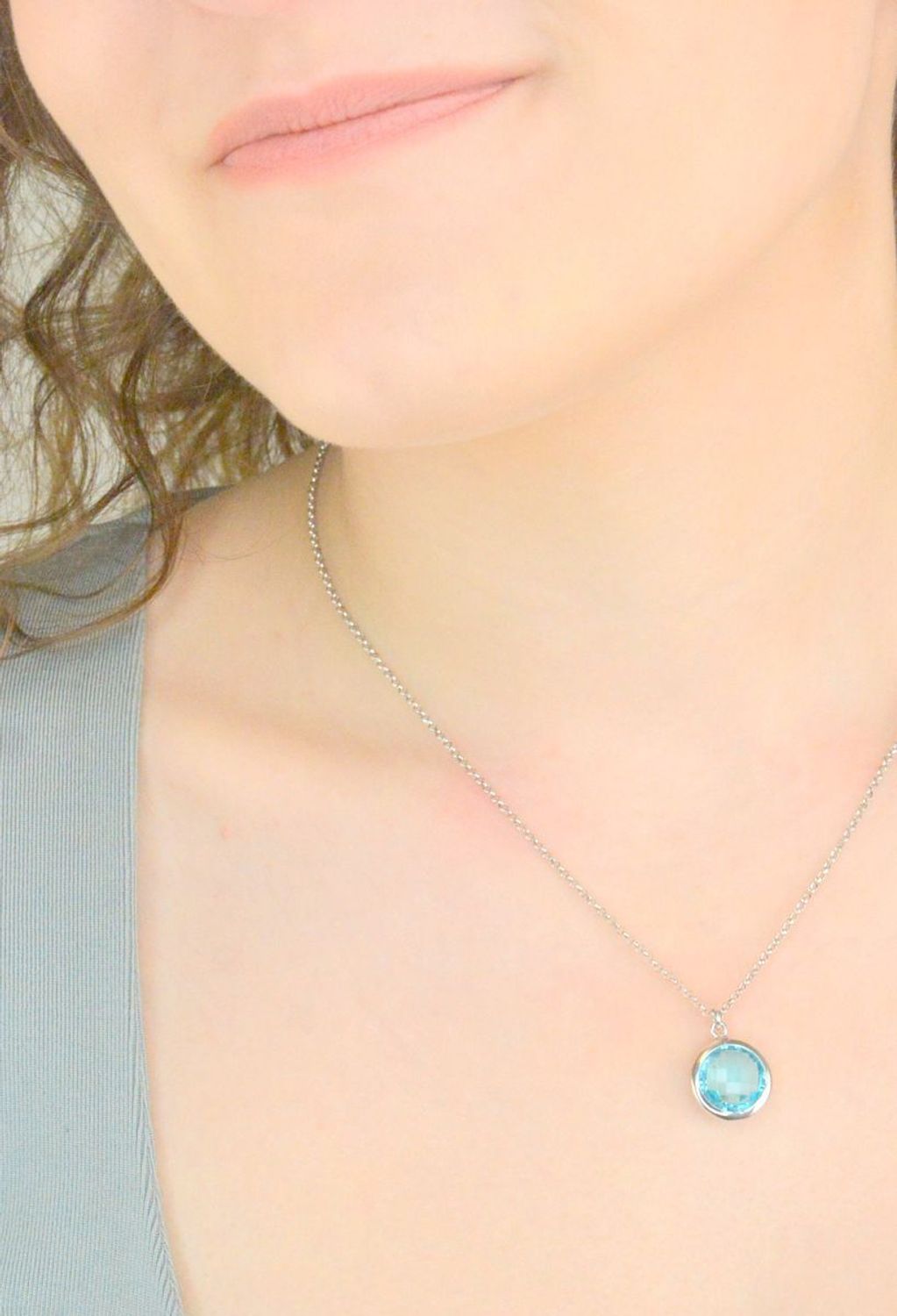 Srebrny naszyjnik damski z okrągłym błękitnym oczkiem.jpg