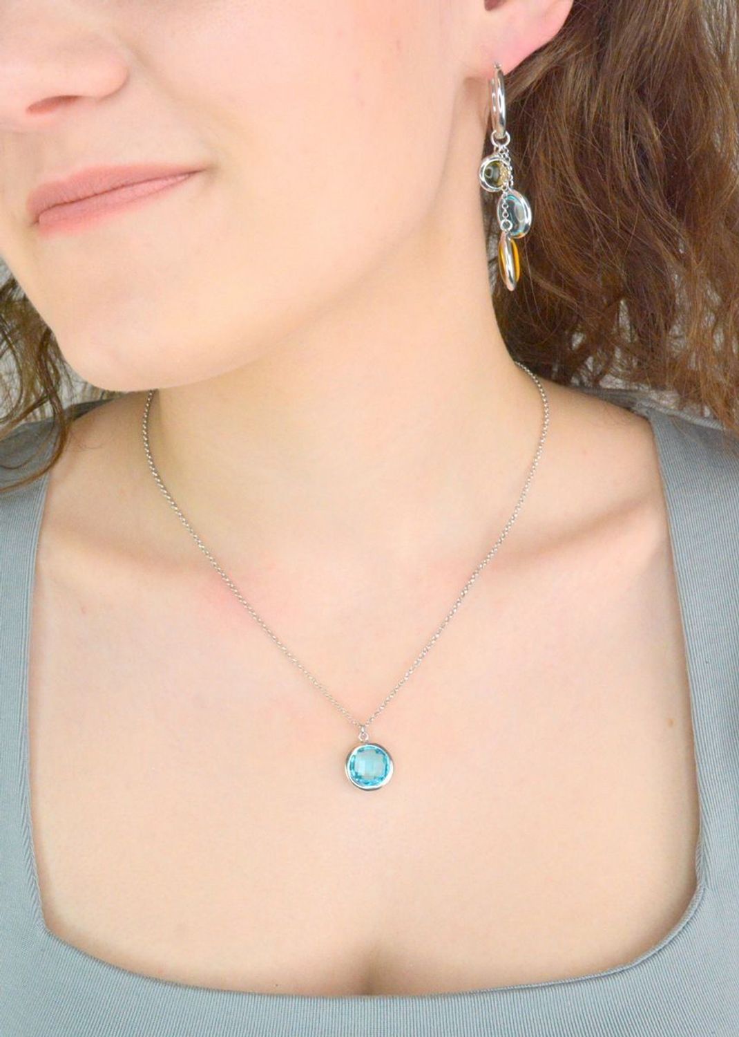 Srebrny naszyjnik damski z okrągłym błękitnym oczkiem.jpg
