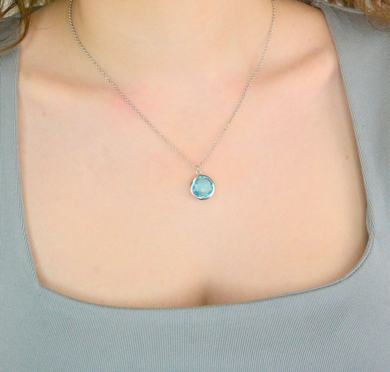 Srebrny naszyjnik damski z okrągłym błękitnym oczkiem.jpg