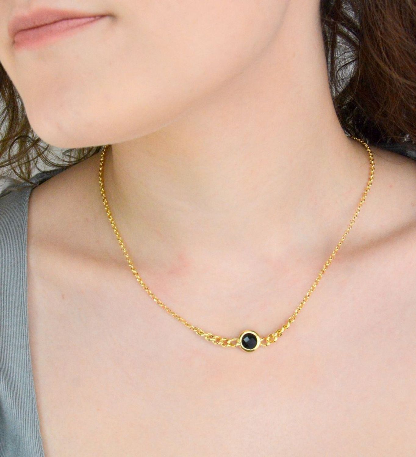 Srebrny naszyjnik damski pokryty złotem z okrągłą czarną cyrkonią (2).jpg