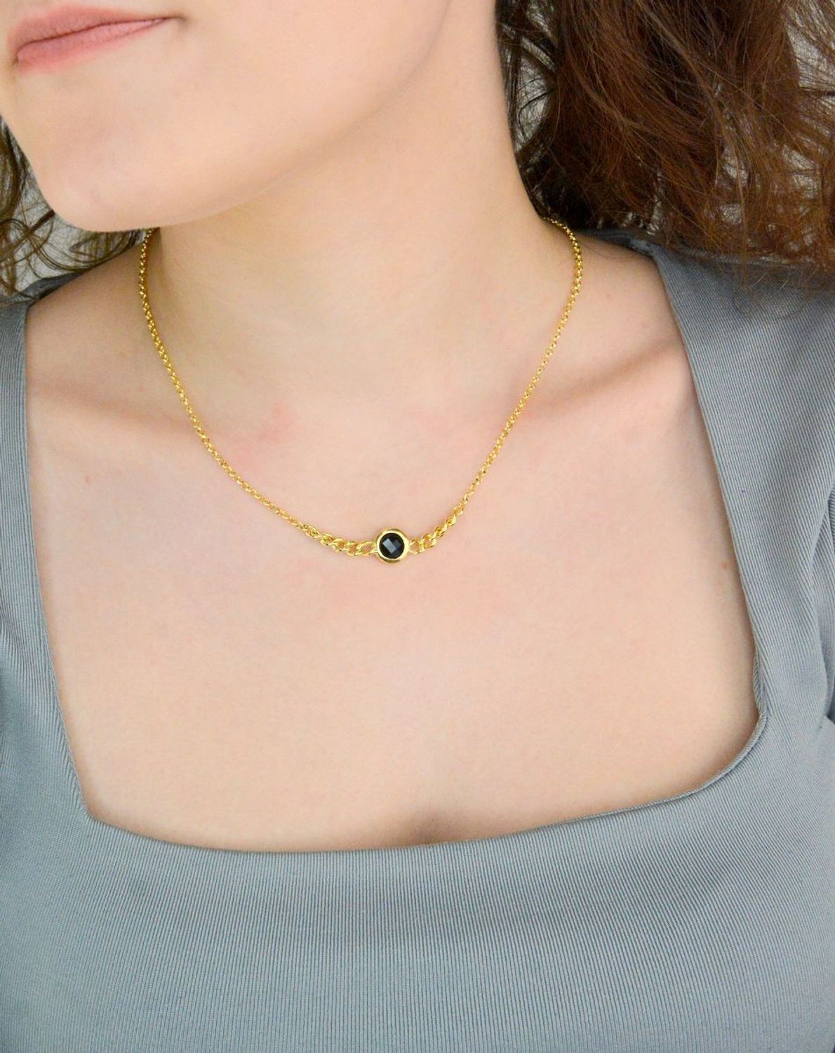 Srebrny naszyjnik damski pokryty złotem z okrągłą czarną cyrkonią (2).jpg