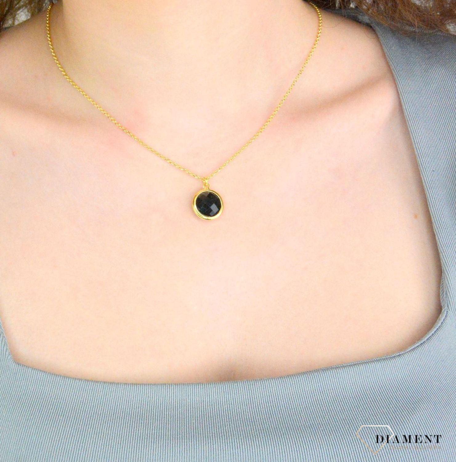 Srebrny naszyjnik damski pokryty złotem z okrągłą czarną cyrkonią.jpg