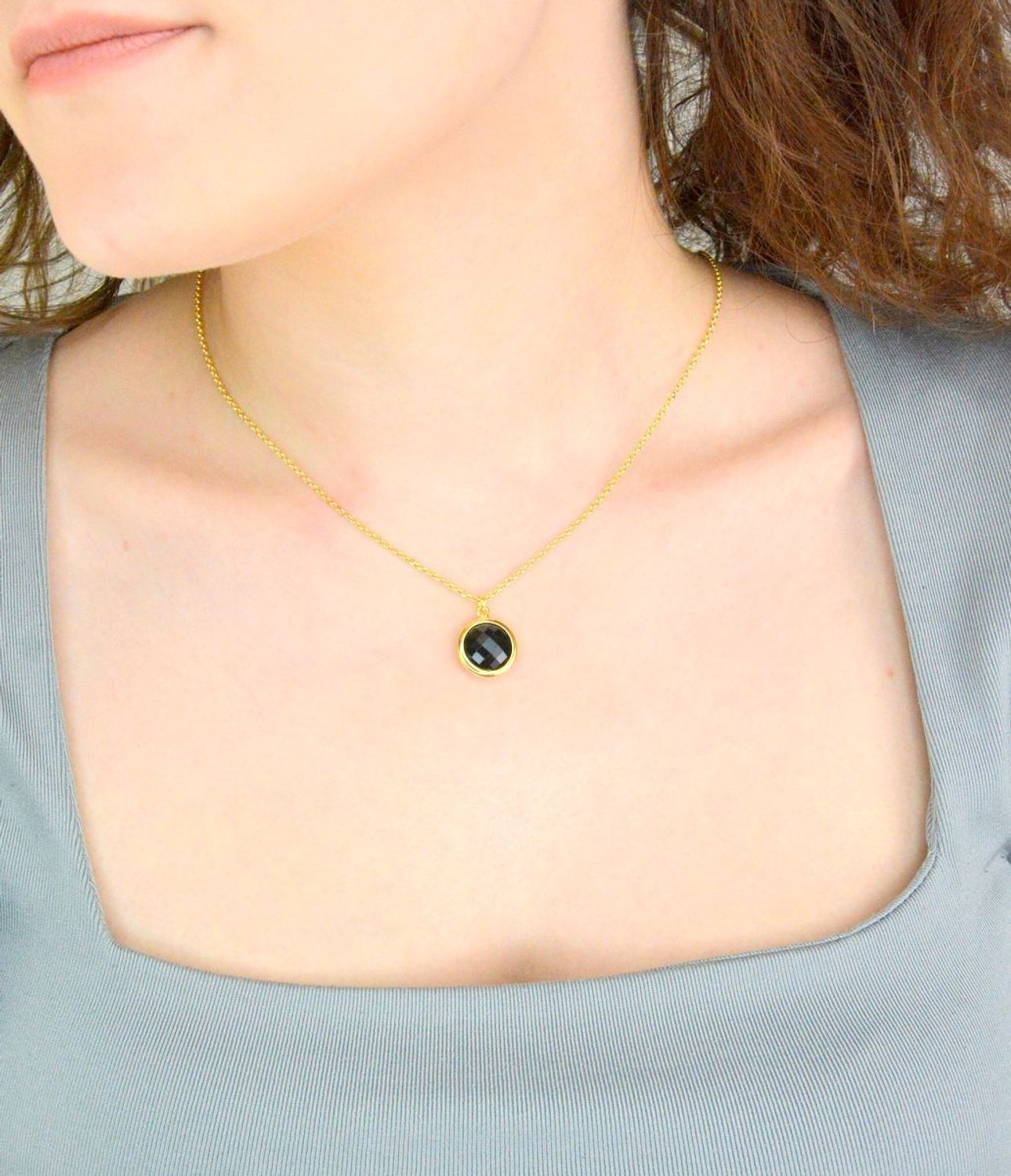 Srebrny naszyjnik damski pokryty złotem z okrągłą czarną cyrkonią.jpg