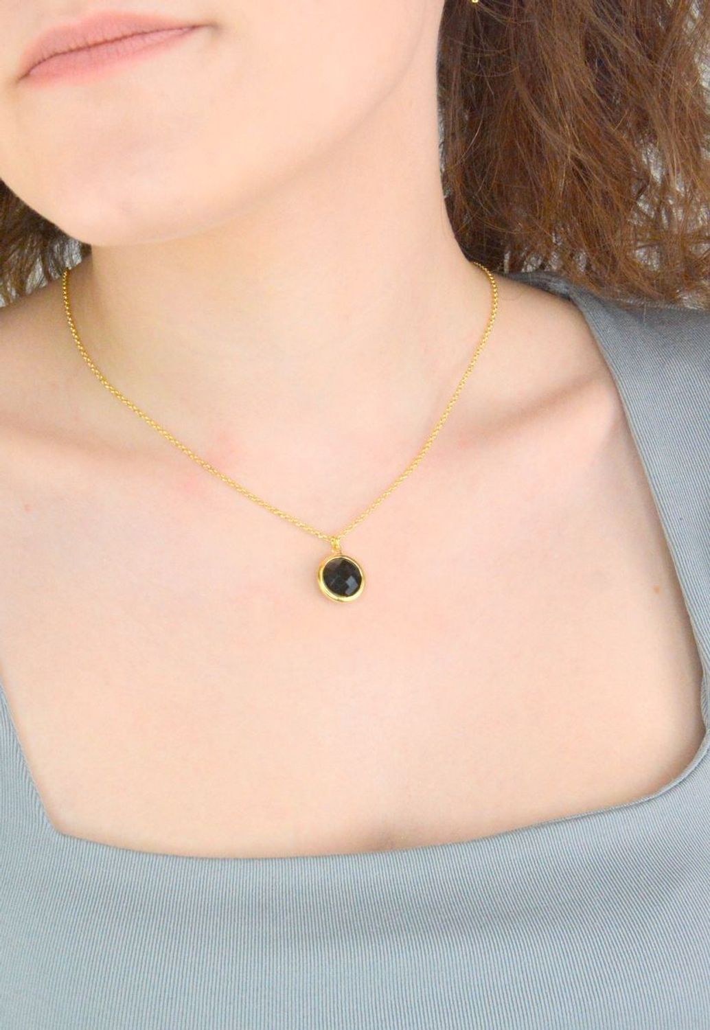 Srebrny naszyjnik damski pokryty złotem z okrągłą czarną cyrkonią.jpg