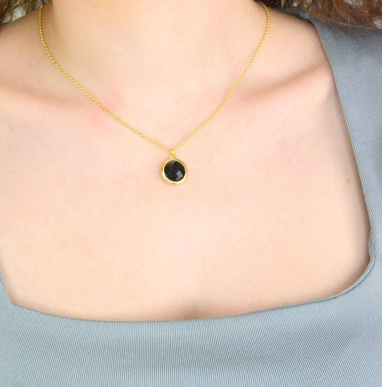 Srebrny naszyjnik damski pokryty złotem z okrągłą czarną cyrkonią.jpg