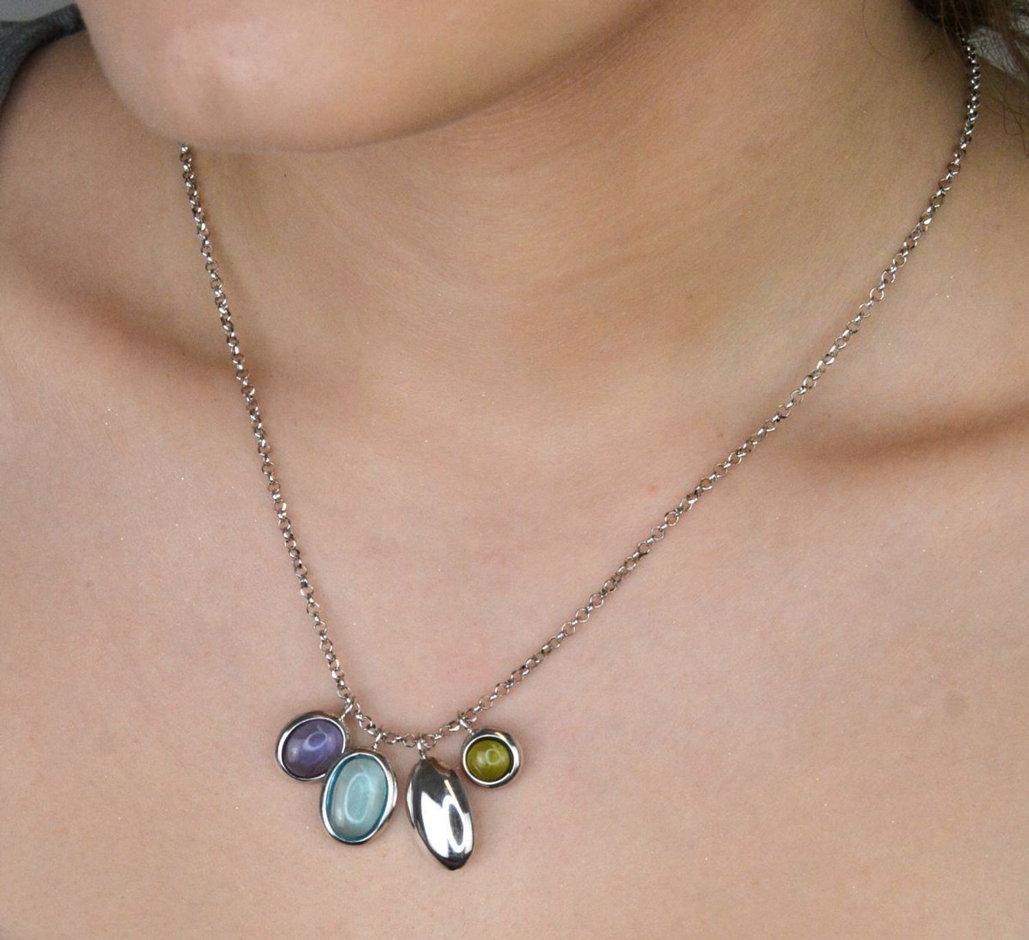 Srebrny naszyjnik damski z kolorowymi cyrkoniami DIA-NSZ-11697-925. Srebrny naszyjnik damski ozdobiony syntetycznymi kamieniami imitującym ametyst, topaz oraz jadeit.  1.jpg